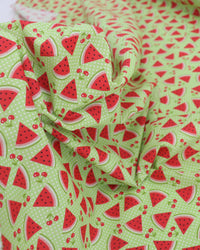 Tecido Tricoline Mista Micro Poá Branco, Cerejas e Melancias