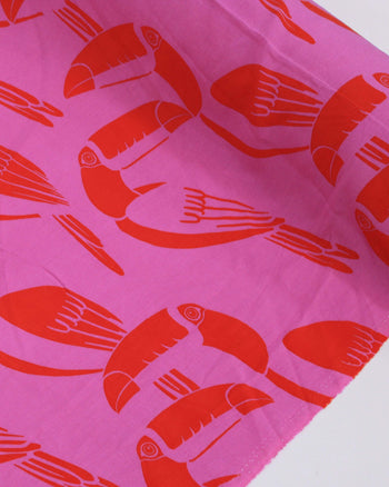 Tecido Viscose Premium Macro Tucanos Vermelho e Rosa