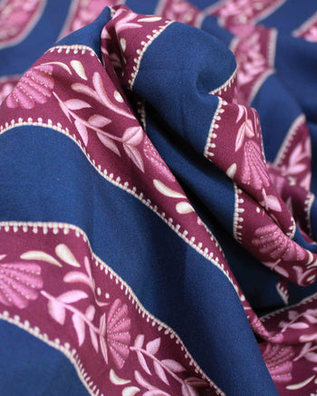 Tecido Viscose Premium Ramos Florais em Listras Tons de Roxo e Azul Petróleo