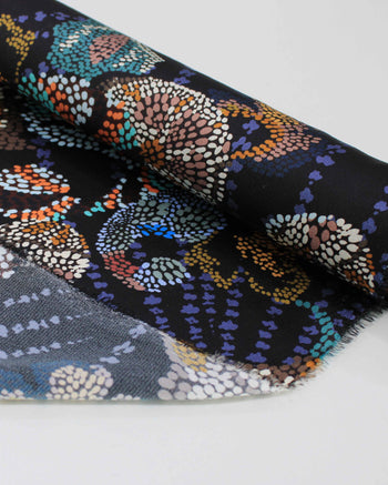 Tecido Crepe Silk Italiano Cashmere Floral em Pingos Coloridos e Preto