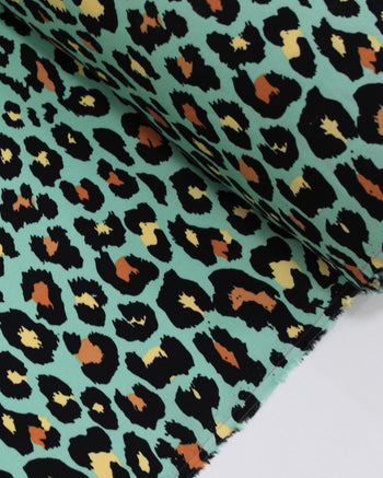 Tecido Viscose Animal Print Clássico Preto e Verde Água