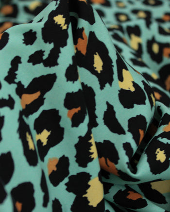 Tecido Viscose Animal Print Clássico Preto e Verde Água