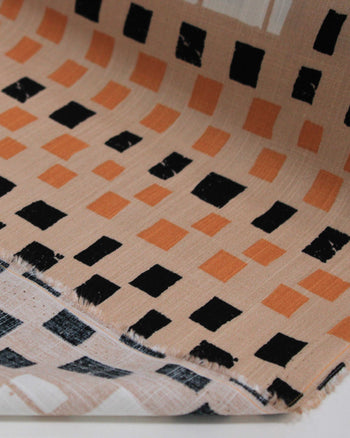 Tecido Viscose Texturizada Listras Geométricas Preto, Laranja e Nude