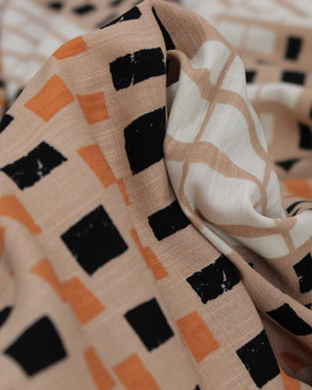 Tecido Viscose Texturizada Listras Geométricas Preto, Laranja e Nude