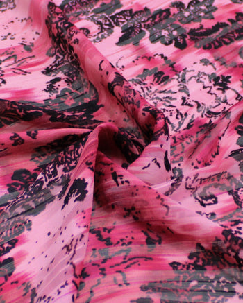 Tecido Crepe Chiffon Brocado Arabesco em Ramos Preto e Tons de Rosa