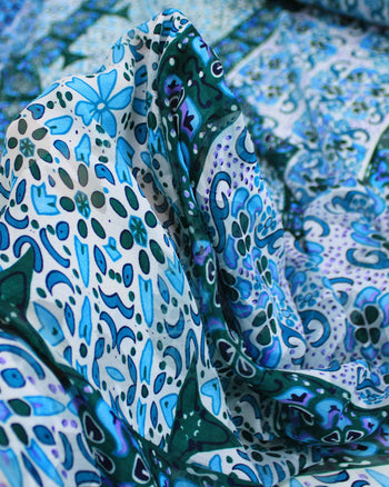 Tecido Crepe Chiffon Brocado Multi Listras Estampadas Tons Frios e Branco