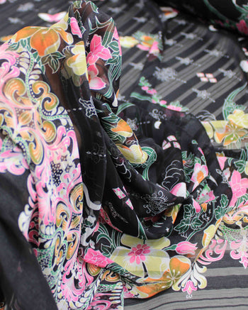 Tecido Crepe Chiffon Brocado Brrado Floral e Arabescos Colorido, Branco e Preto