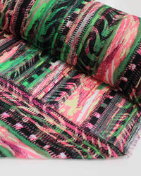Tecido Crepe Chiffon Brocado Listras Abstratas Verde e Tons de Rosa