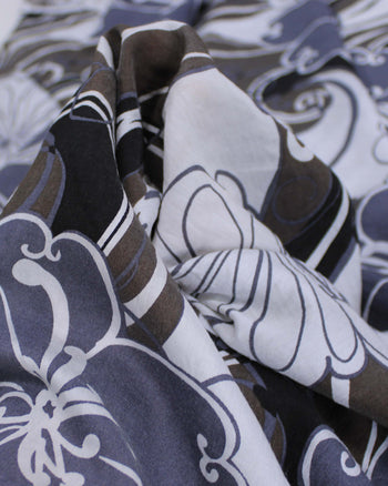 Tecido Viscose Mista com Poliamida Macro Flores Marrom, Tons de Cinza e Branco