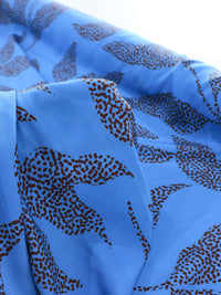 Tecido Crepe Silk Italiano Flores em Pontilhados Marrom e Azul